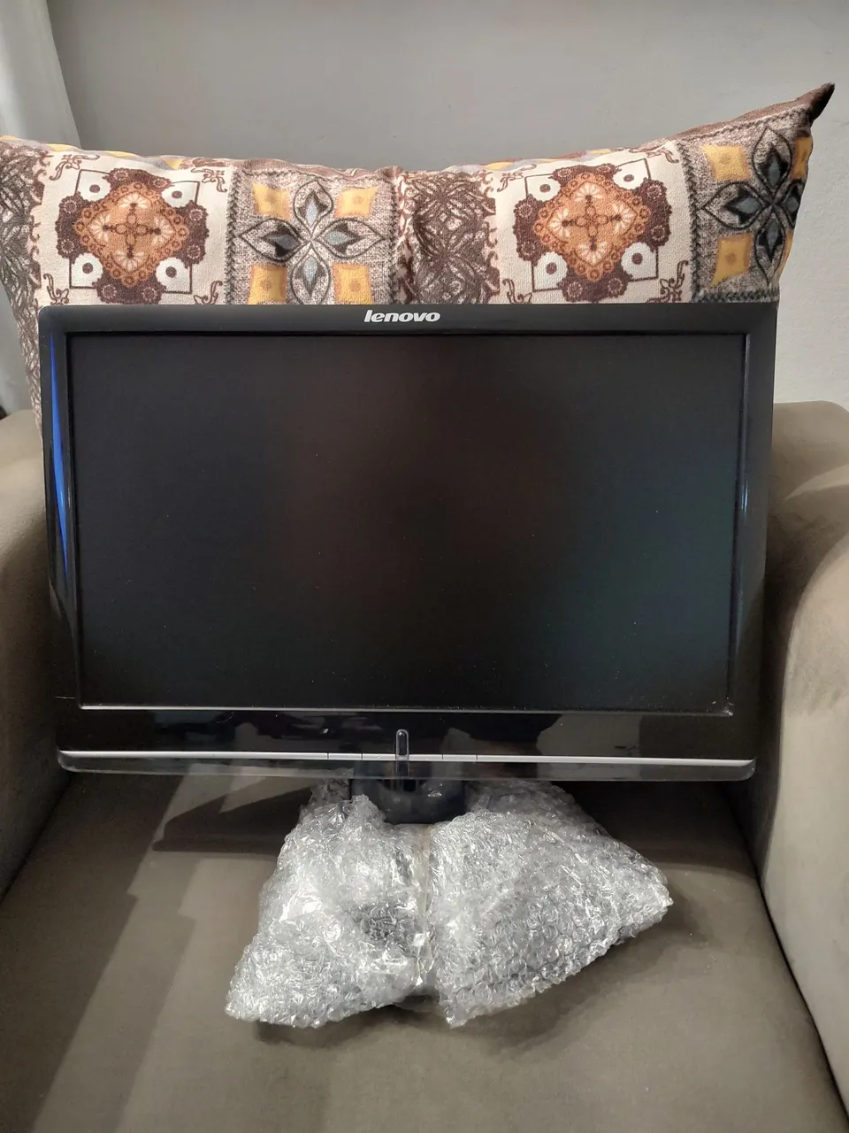 Monitor Lenovo LCD 19.5 polegadas ( Total de 2 monitores Lenovo 280,00 cada )