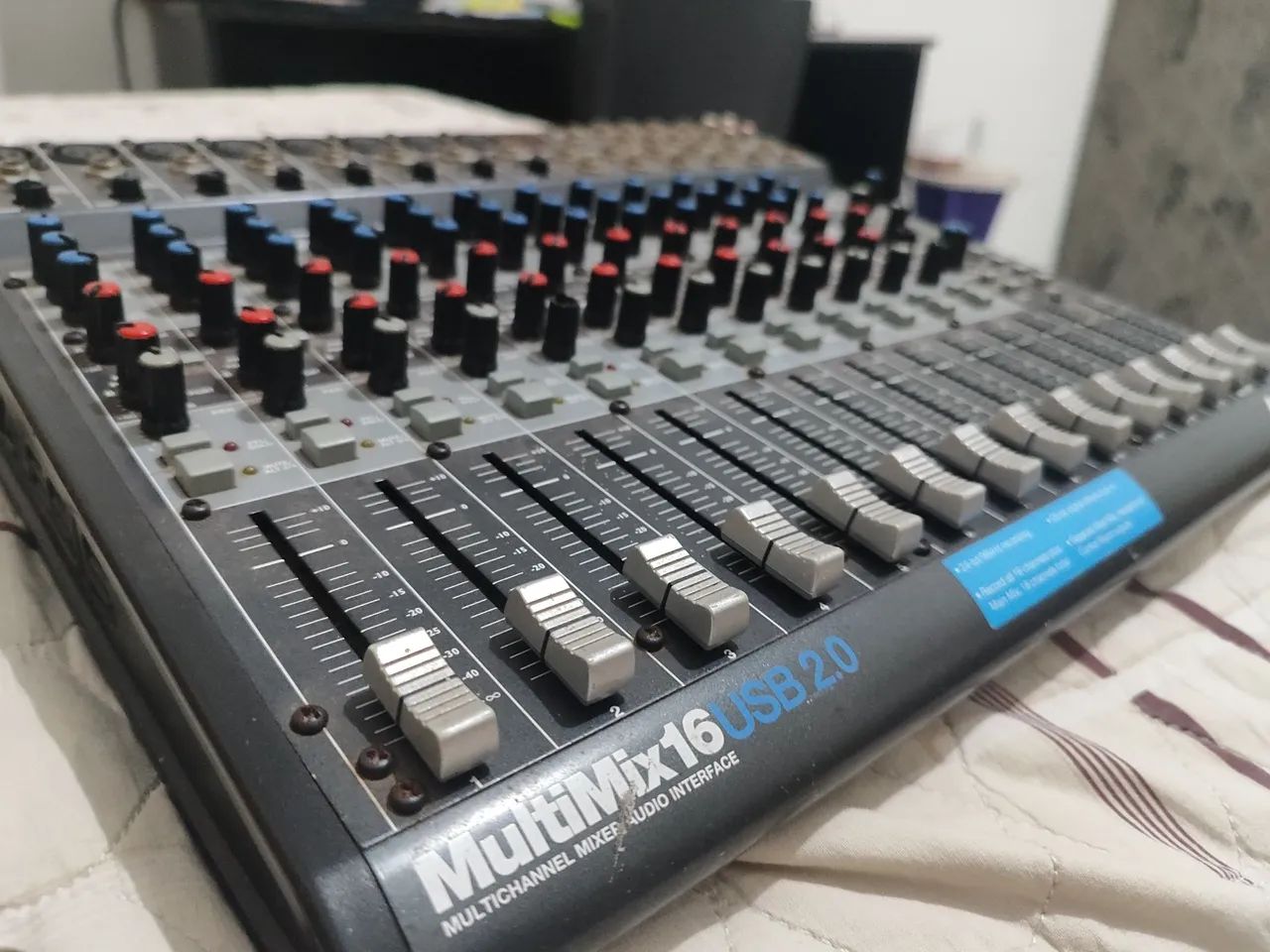 Mesa de Som Alesis MultiMix 16 USB 2.0 - Foto 2