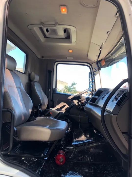 Caminhão Volkswagen 31-330 6x4 2013 km 133.000 (Caçamba Pistao frontal ) - Foto 12