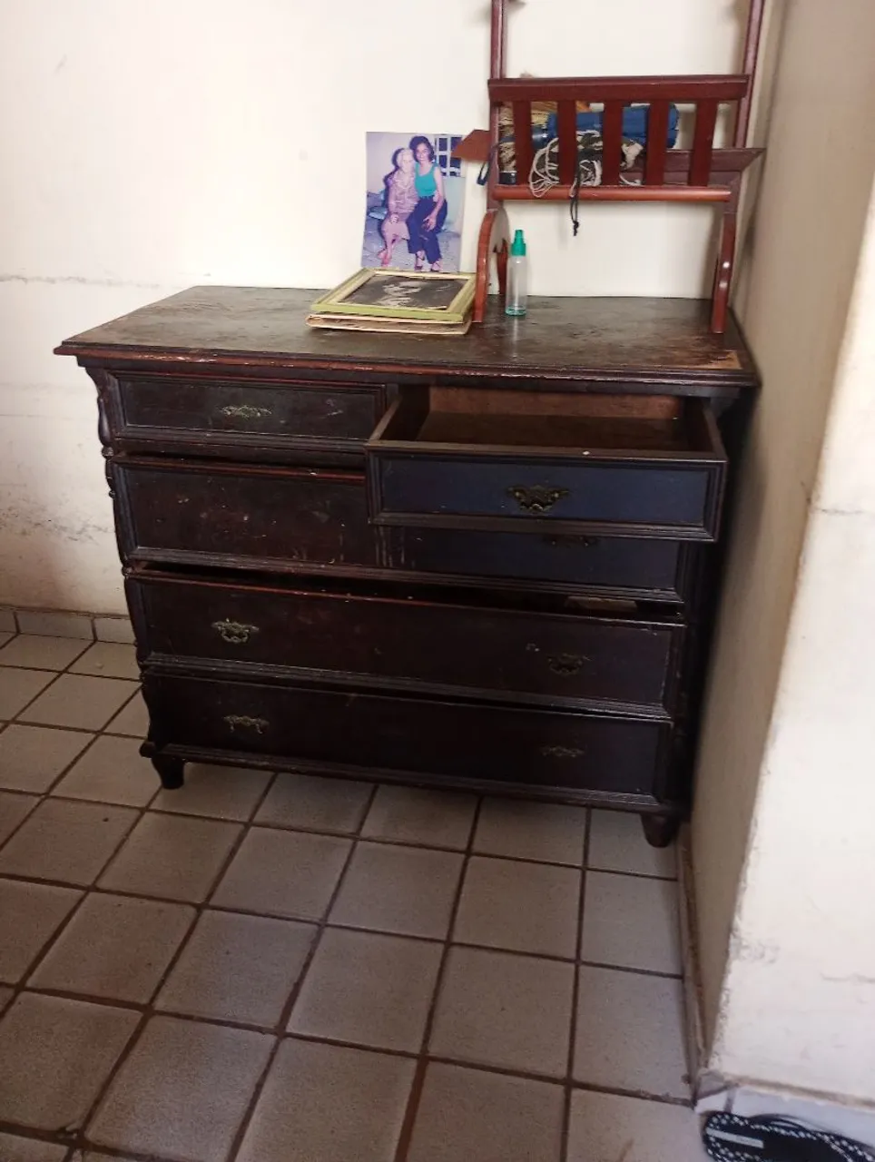Cômoda Antiga em Madeira maciça.