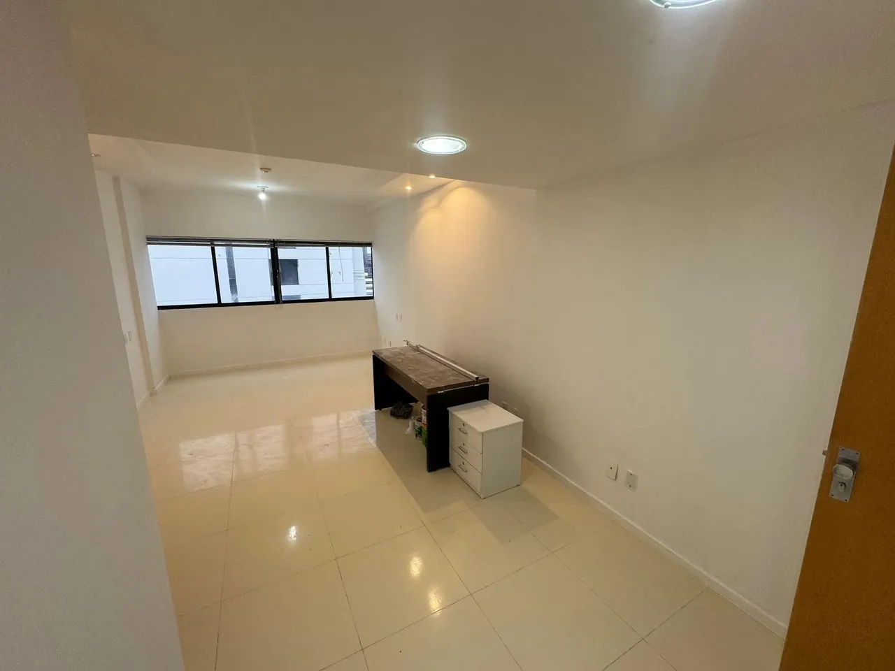 Sala Comercial à Venda, andar alto, nascente, Ed. Empresarial Costa Andrade no Caminho das