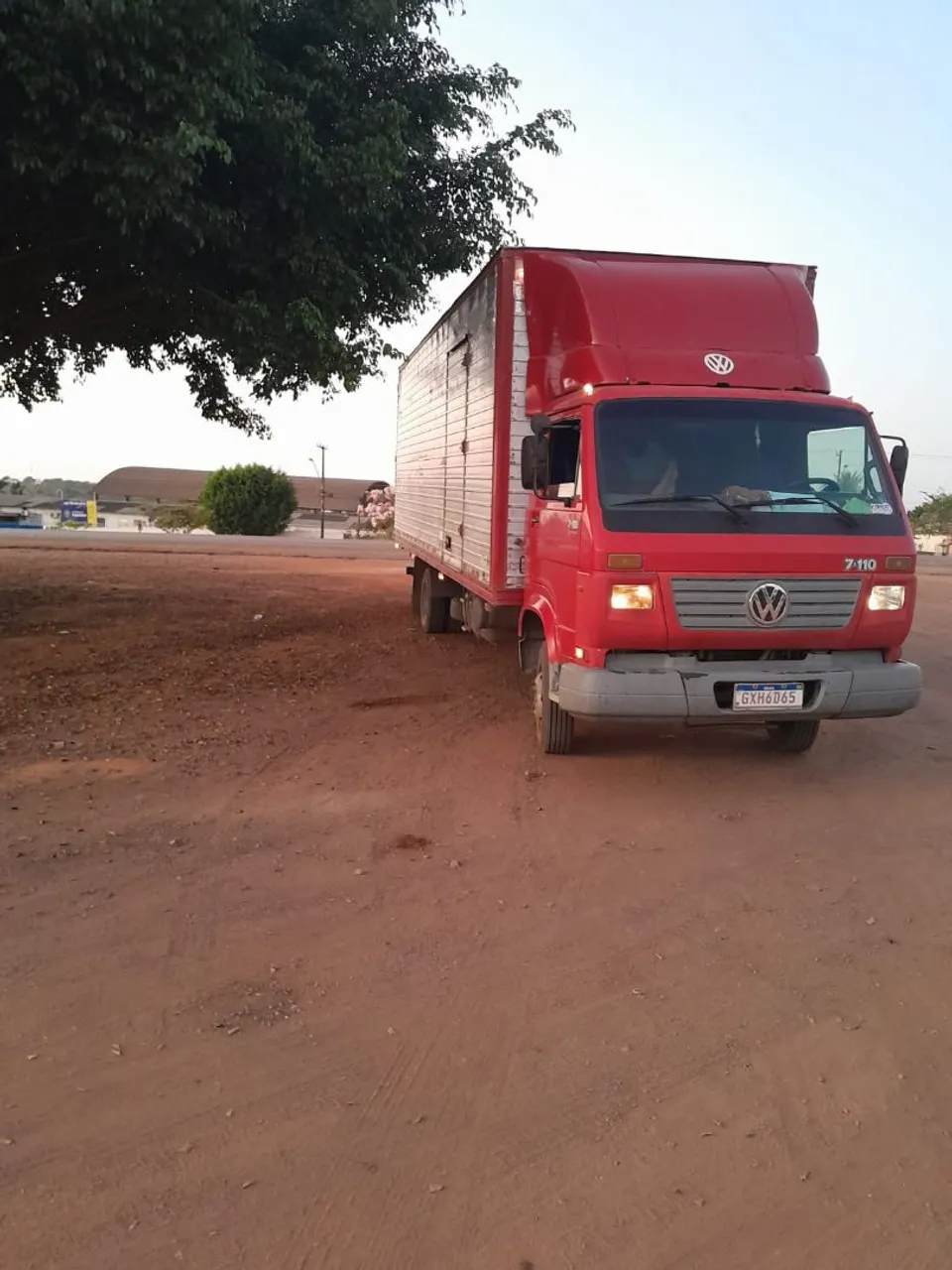 Caminhão Volkswagen 7.110 - Baú