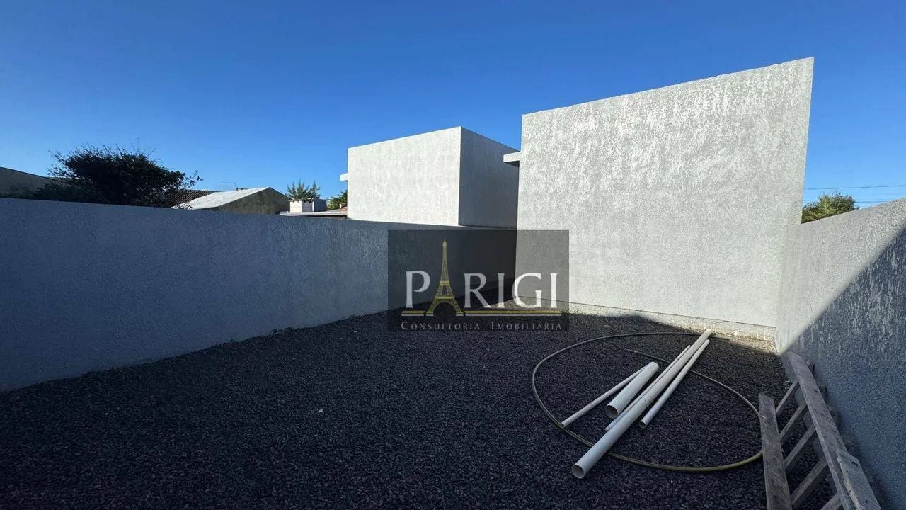 Apresentamos esta belíssima casa de alto padrão, construída em meio lote, com acabamento m - Foto 2