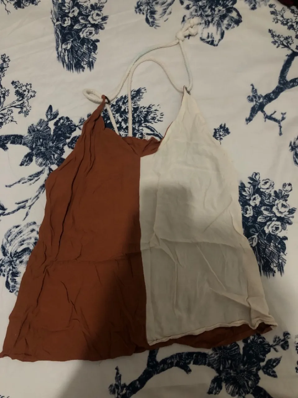 Blusa bicolor com alças de corda