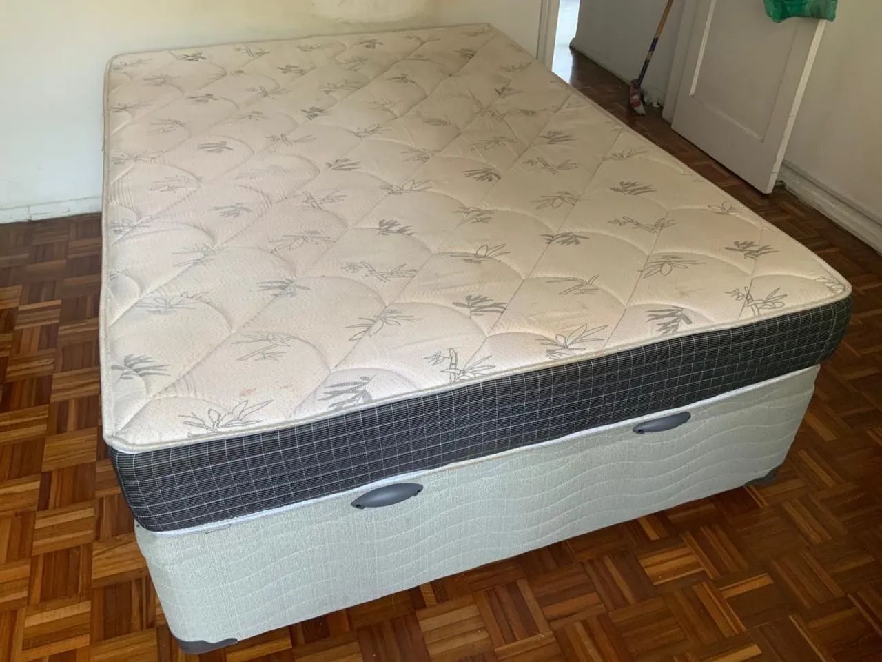 Cama Baú Box Casal Euro Colchões Linho Gênova Matelassê e Colchão  - Foto 4