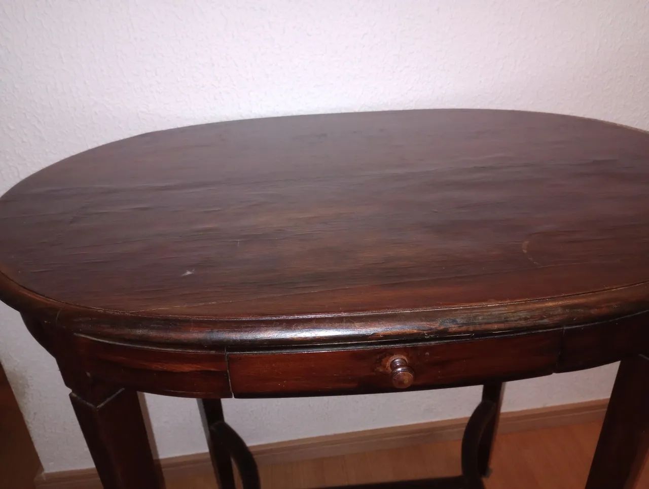 Mesa de canto oval com gaveta - Madeira escura - Foto 4