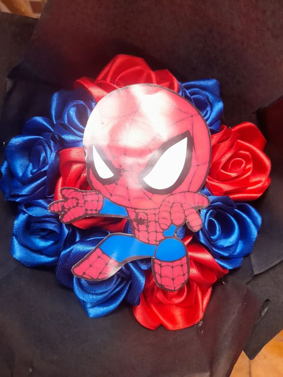 Buquê de Flores Personalizado com Tema de Homem-Aranha