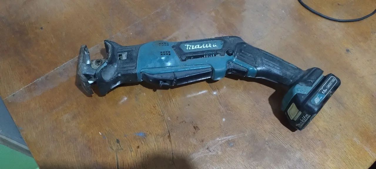 Vendo esta serra sabre Makita sem o carregador da bateria  - Foto 2