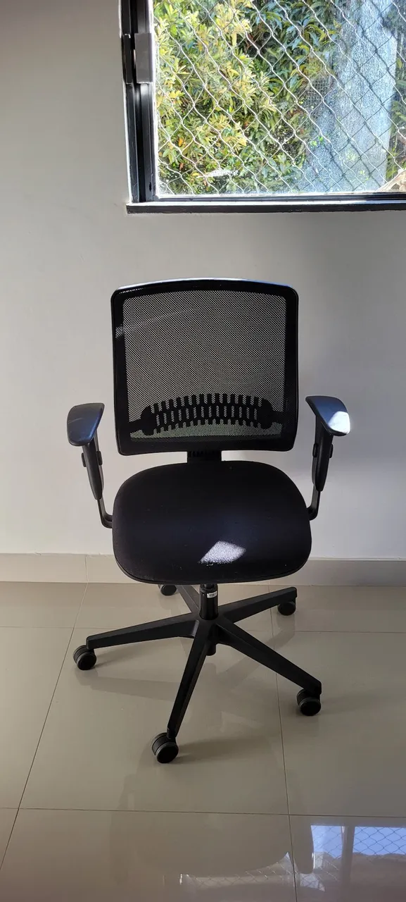 Cadeira de escritório preta com encosto em tela