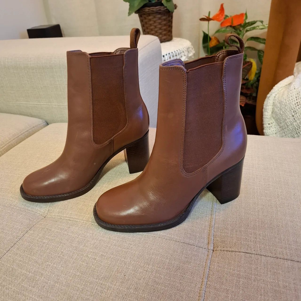 Bota de Couro Marrom - Elegância em Cada Passo - Foto 2
