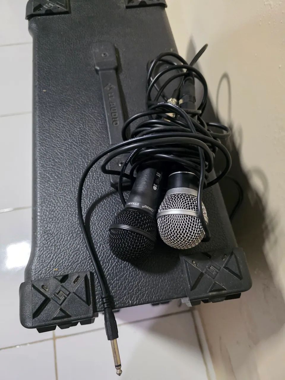 Vendo caixa de som com 2 microfones  - Foto 3
