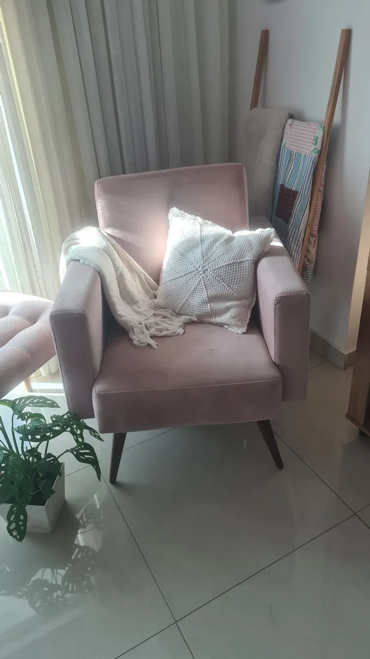 Conjunto poltrona e banqueta veludo rosé pés palito.<br>