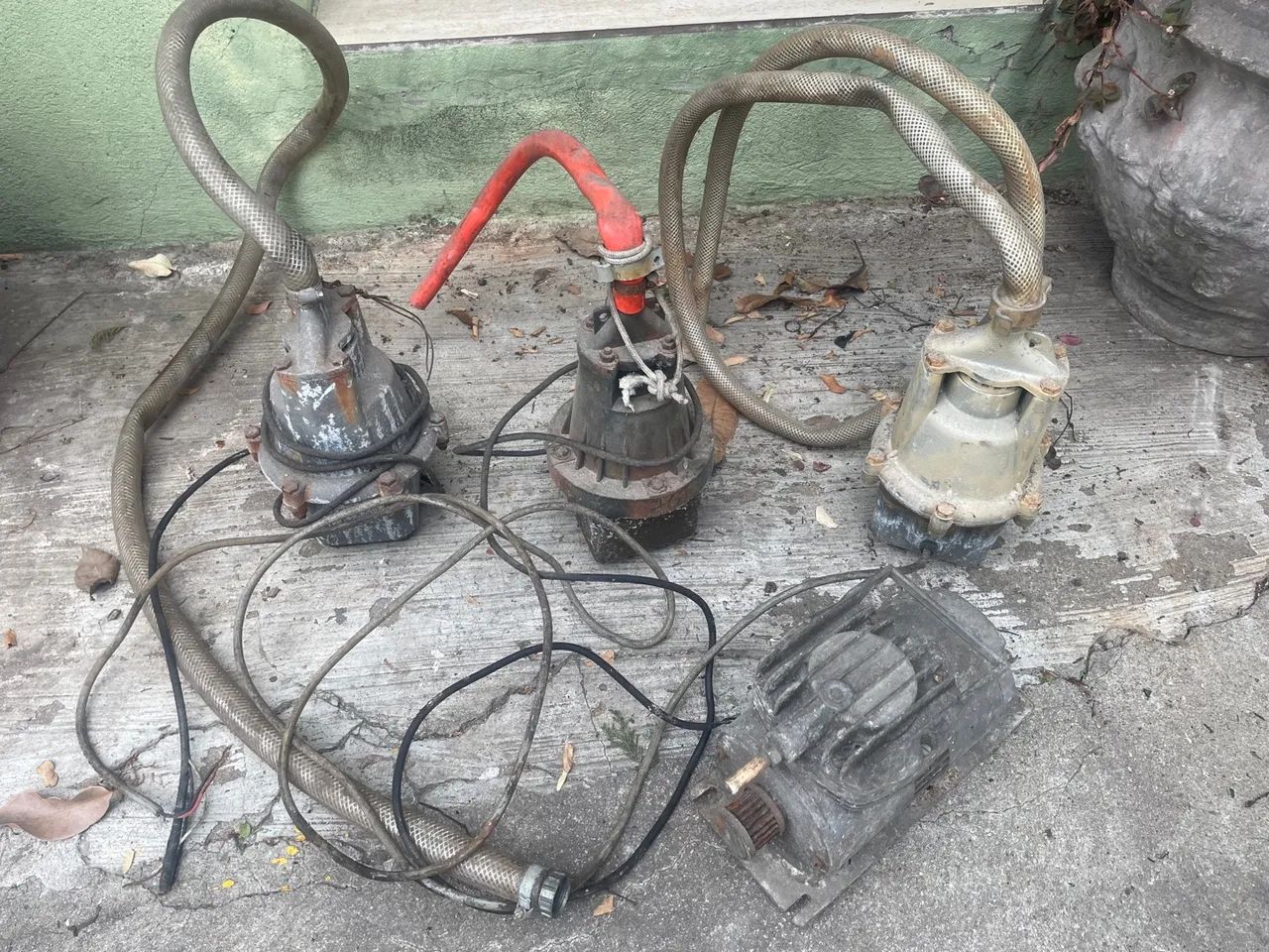 Lote 3 bombas e 1 mini compressor.