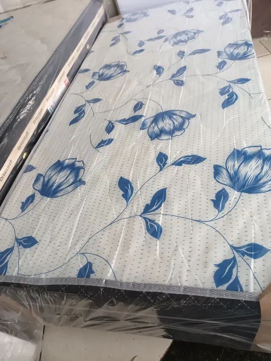 Cama Box   com colchão acoplada 