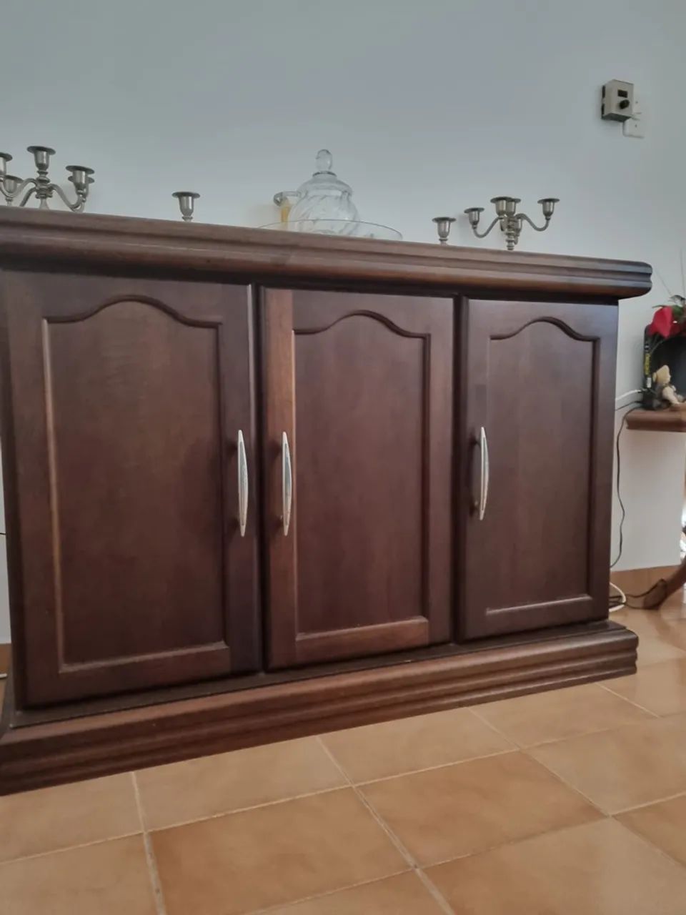 Mesa de Jantar em Madeira Maciça com Tampo de Vidro e aparador - Foto 3