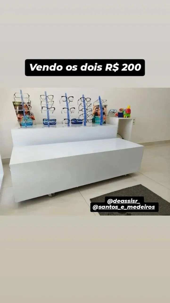 Móveis Expositores com rodinhas e adesivados 