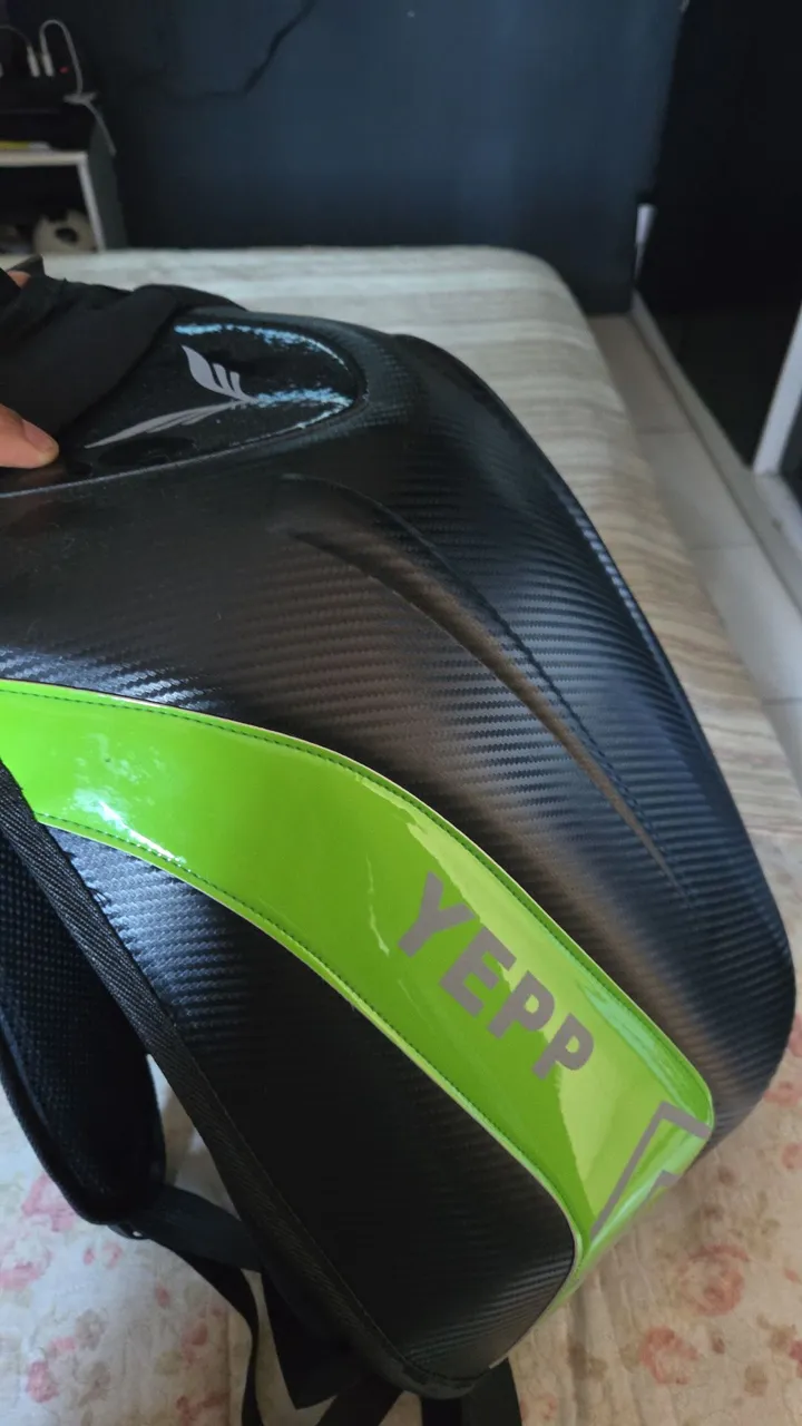 Mochila para moto com detalhes em verde