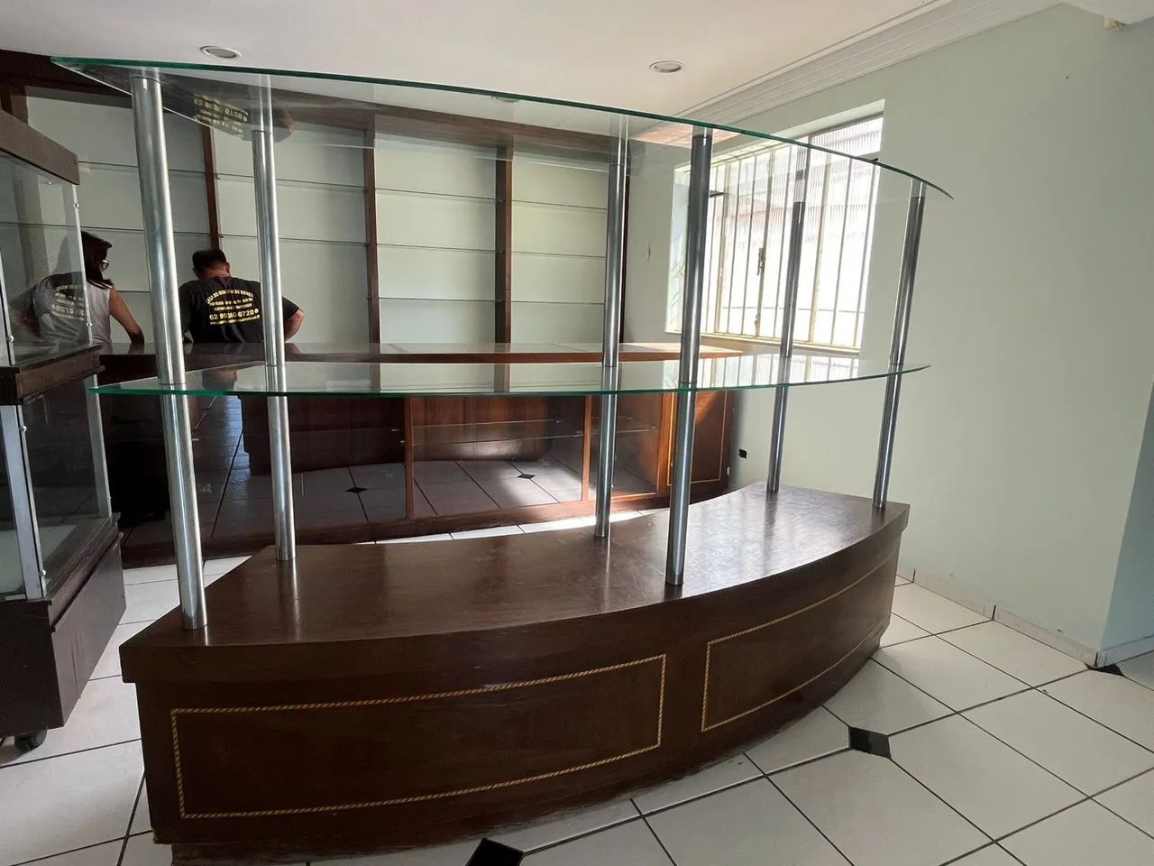 Vitrine de loja e balcão  em madeira e vidro 3 andares - Foto 2