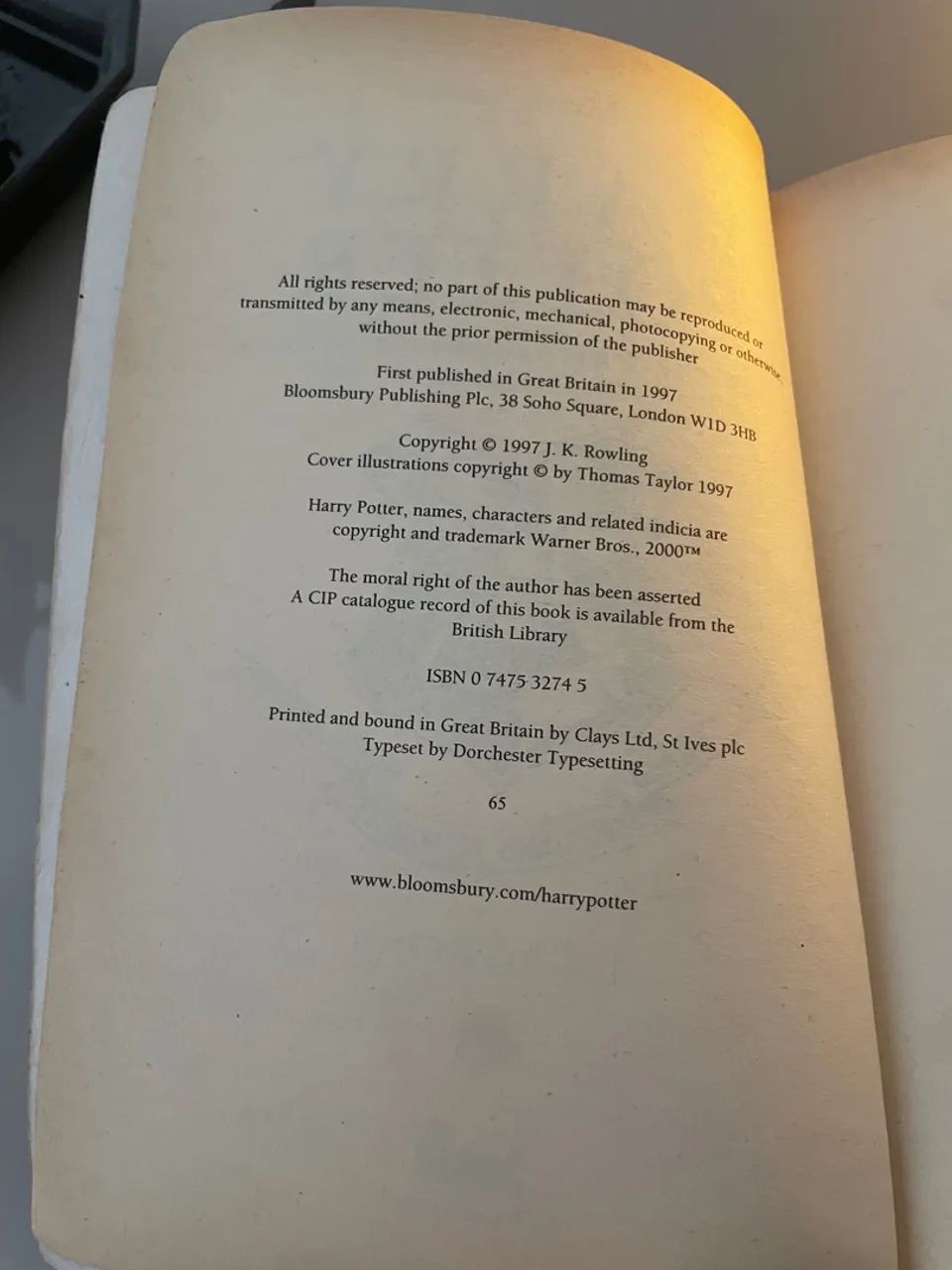 Harry Potter e a Pedra Filosofal - Primeira Edição em inglês  - Foto 2