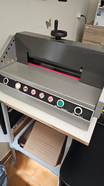 Guilhotina de mesa Elétrica 220v Modelo E330D