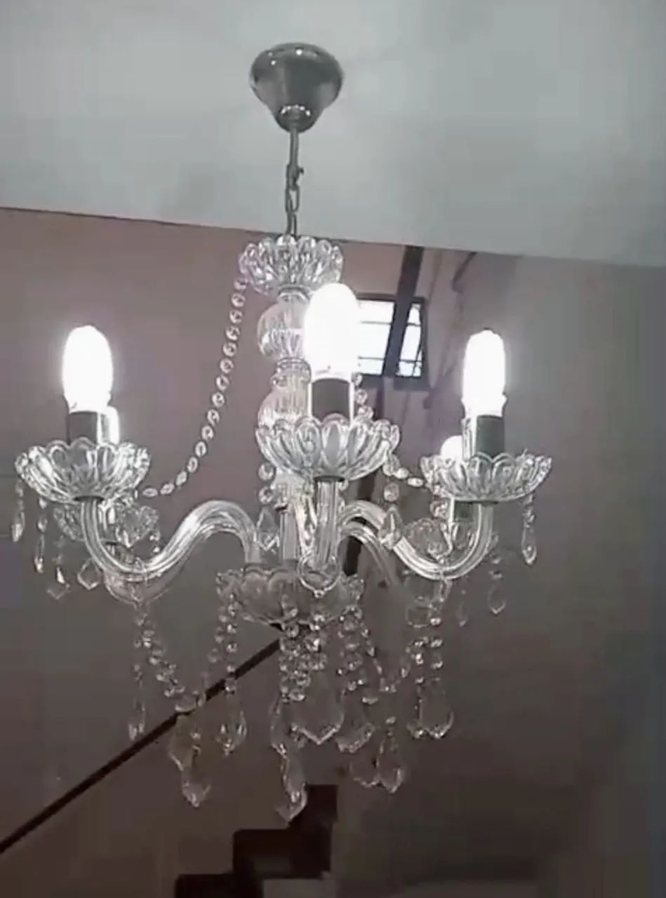 Vendo lustre semi novo. Tel * Eva