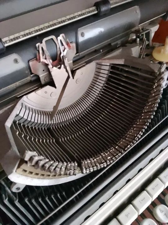 Máquina de escrever Olivetti Linea 98 - Foto 5