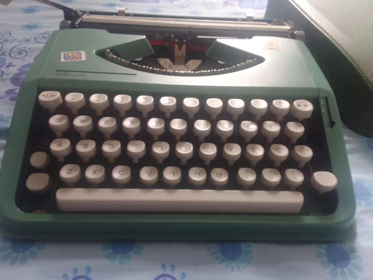 Máquina de escrever Olivetti verde vintage