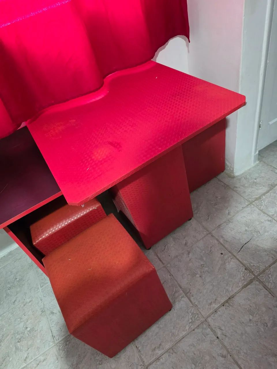 Mesa com 4 puff/ Mesa de computador 