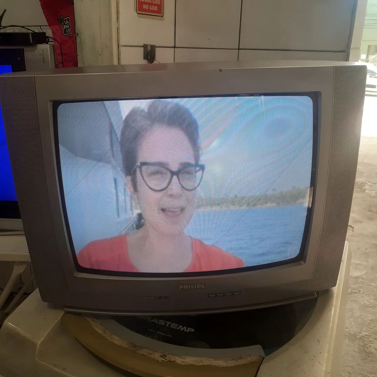 Tv 20 polegadas  Philips  som baixo ,mas perfeita imagens  - Foto 5