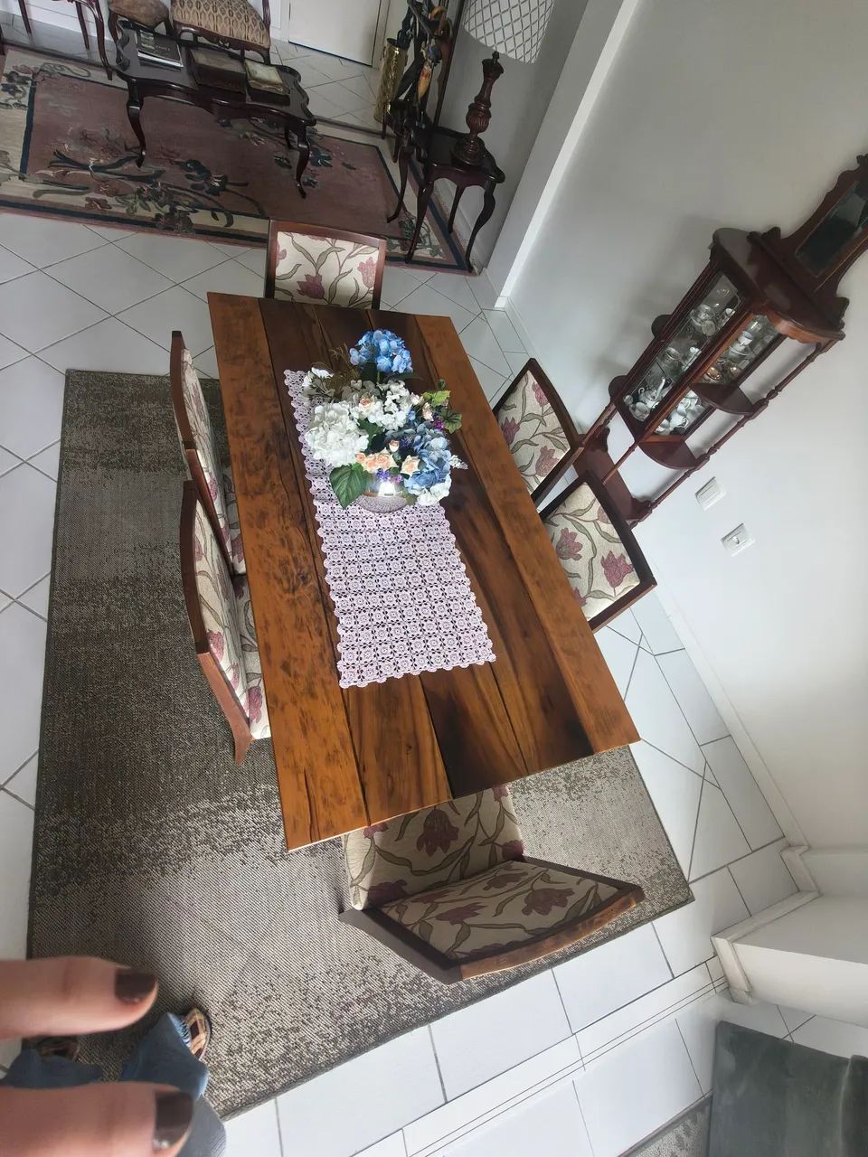 Mesa de madeira com 6 cadeiras 