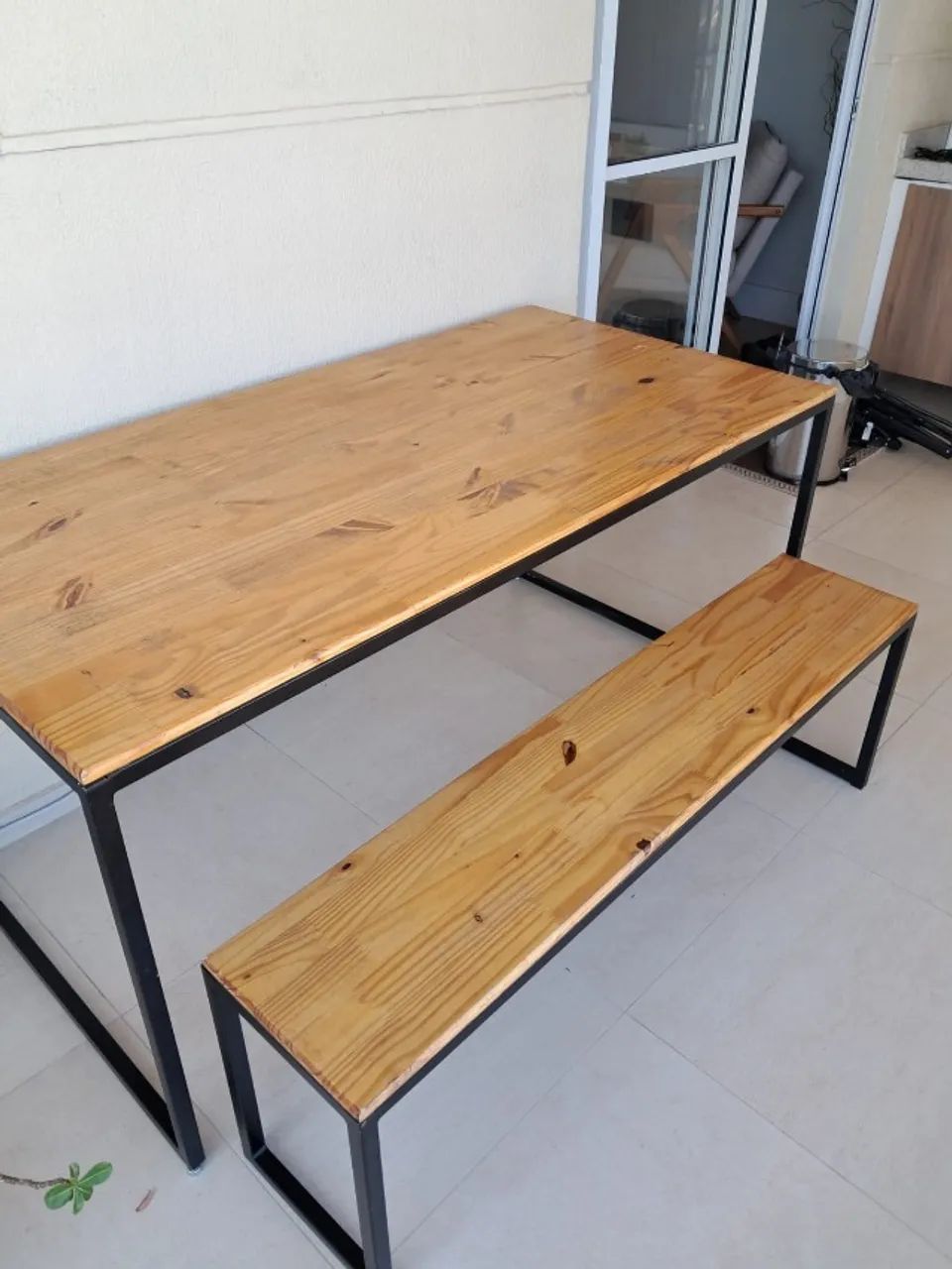 Mesa de jantar com banco