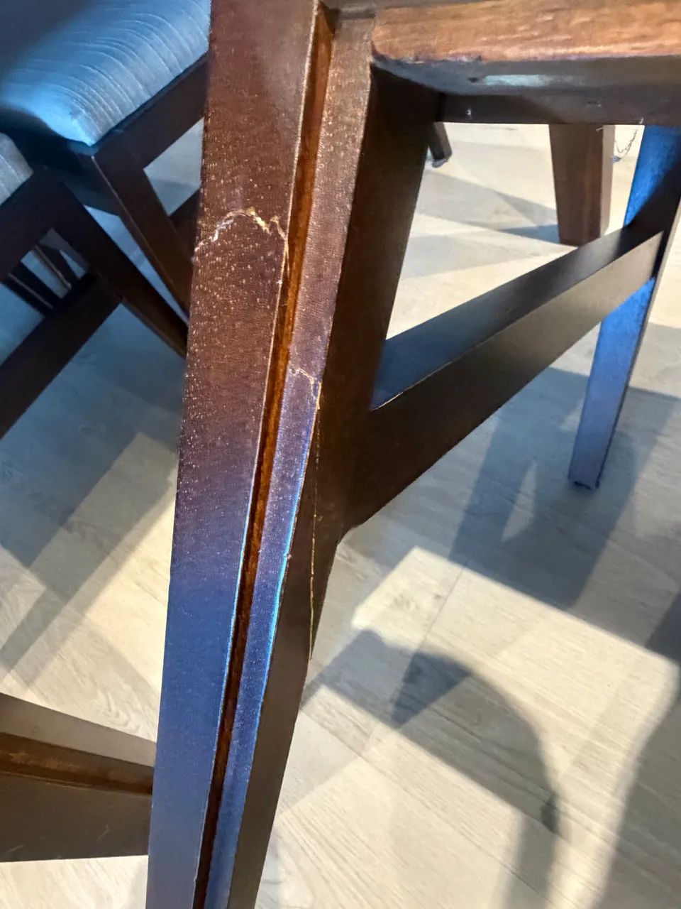Mesa de madeira com 6 cadeiras e aparador - Foto 3