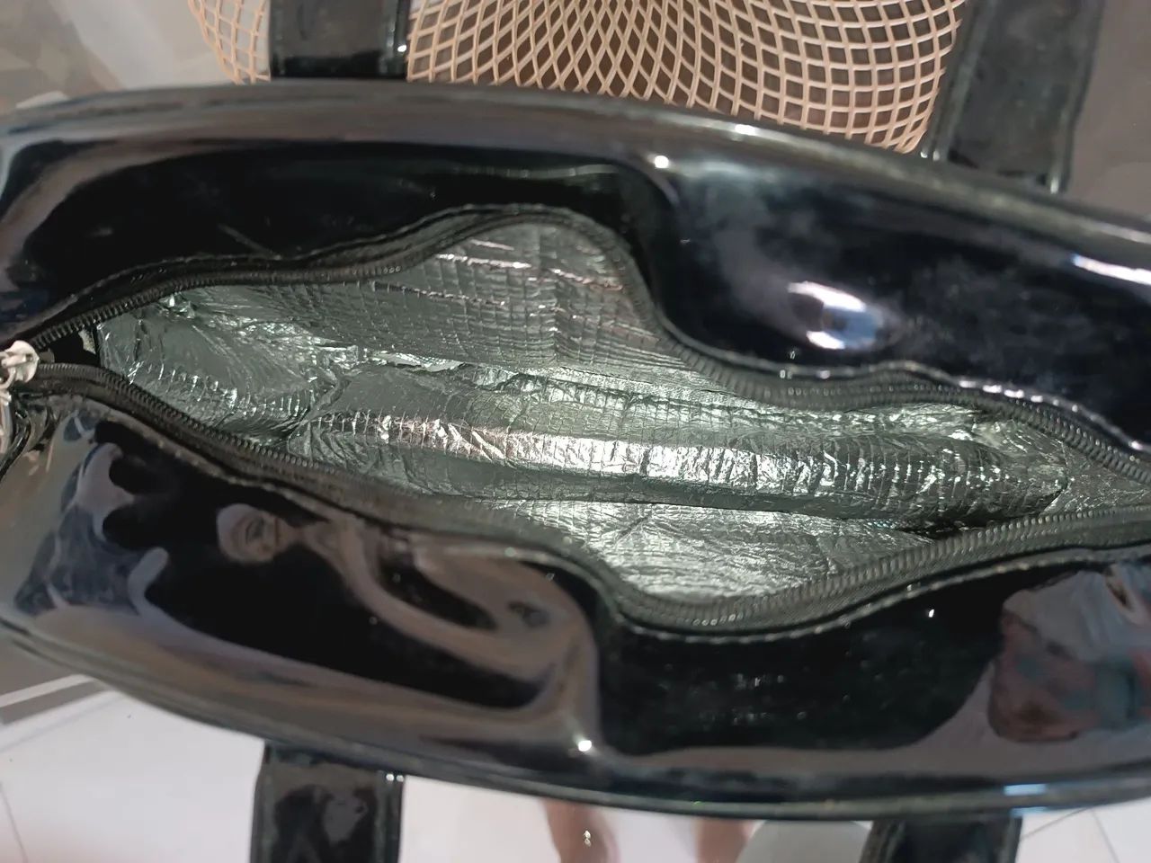 Bolsa / Necessaire Térmica Ruby's Preta em Verniz - Foto 3