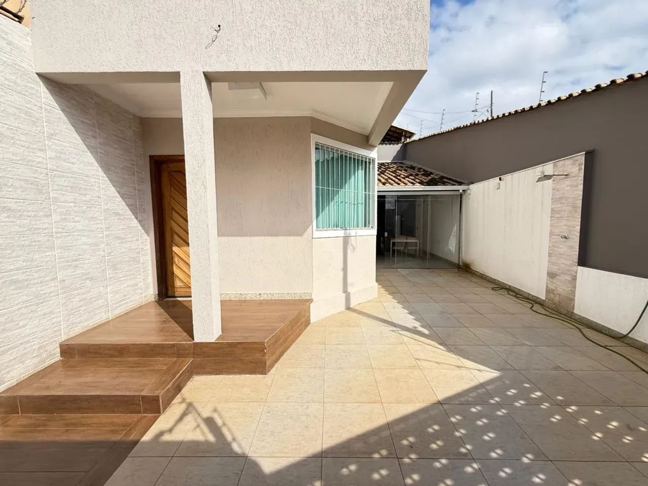 Casa geminada com 2 quartos sendo 2 suítes 3 banheiros 3 vagas - Foto 2