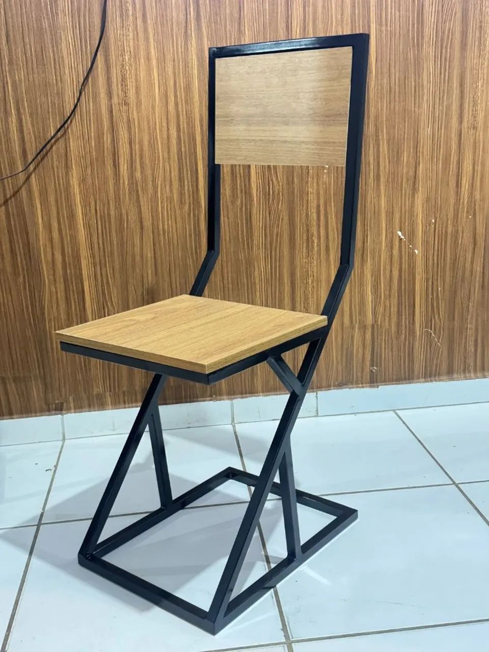 Cadeira de Metalon estilo industrial.