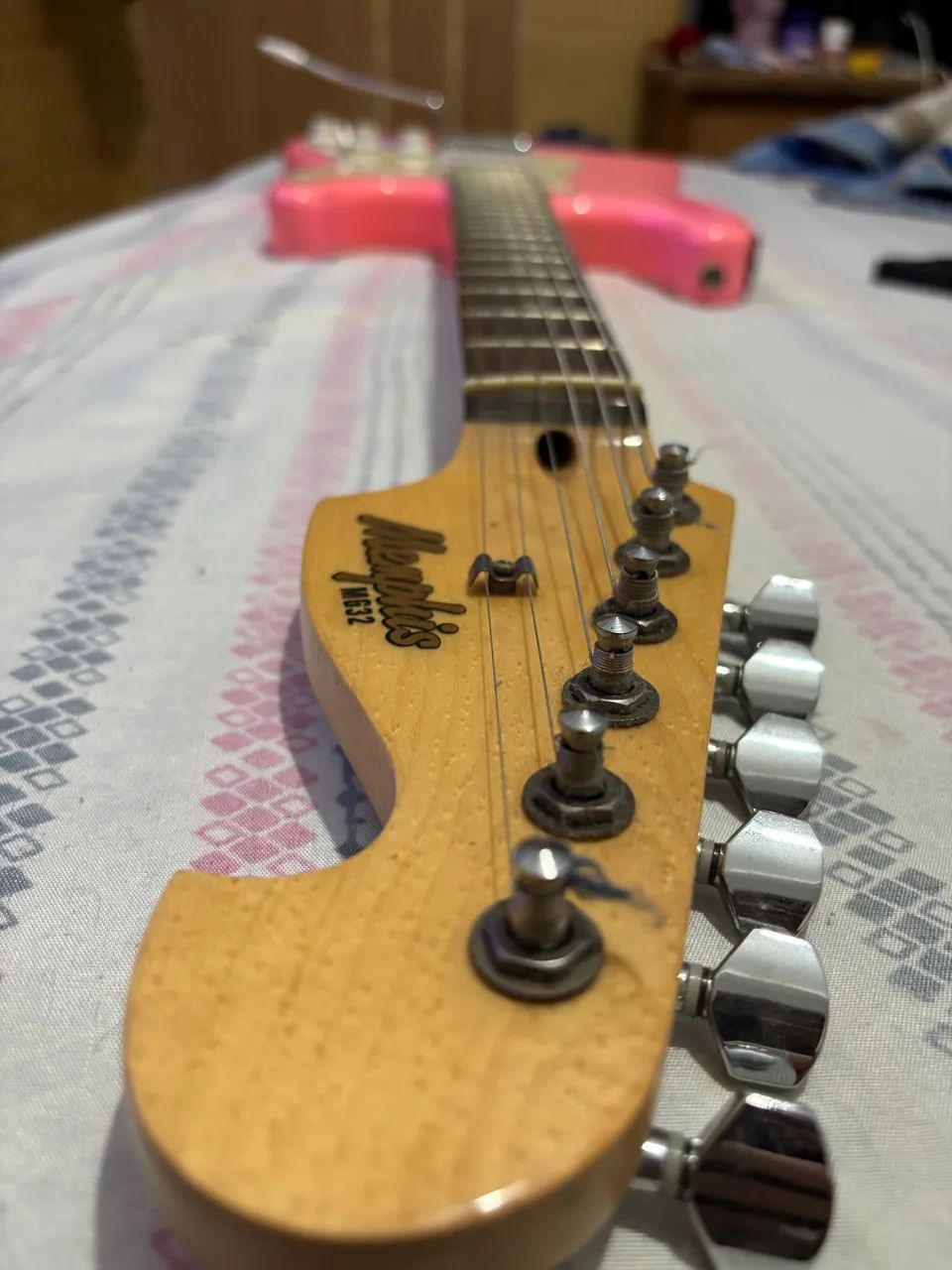 Guitarra Mg32 rosa + Capa  - Foto 4