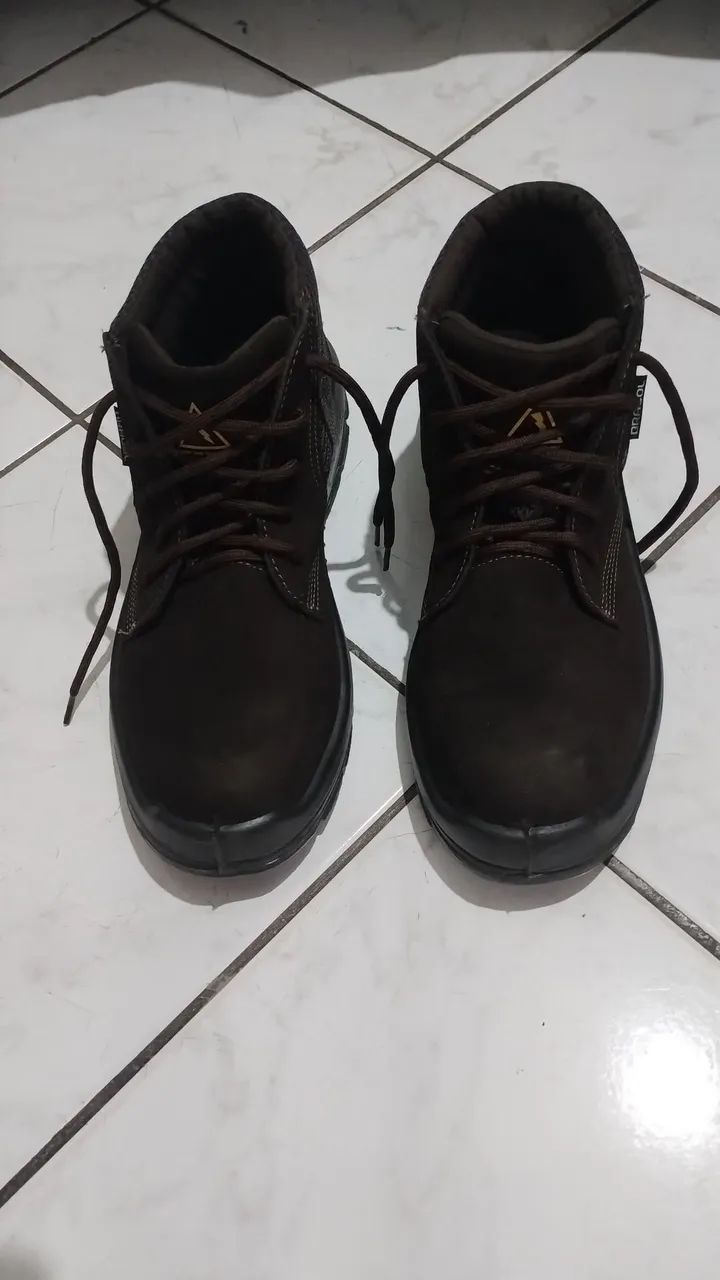 Vende-se Botina Bracol.