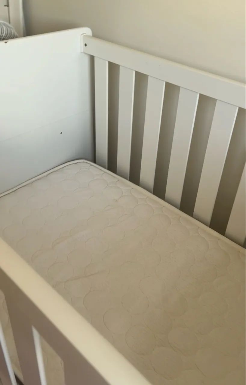 Berço com cama auxiliar e cômoda acoplada - Foto 2