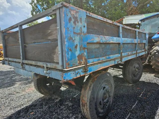 Carreta de madeira com chassi de caminhão
