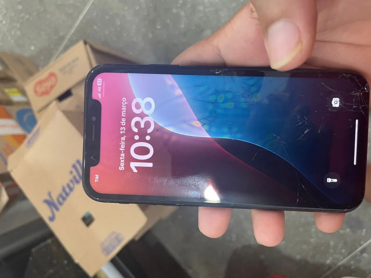 iPhone XR com a tela quebrada, mas funciona normal  - Foto 4