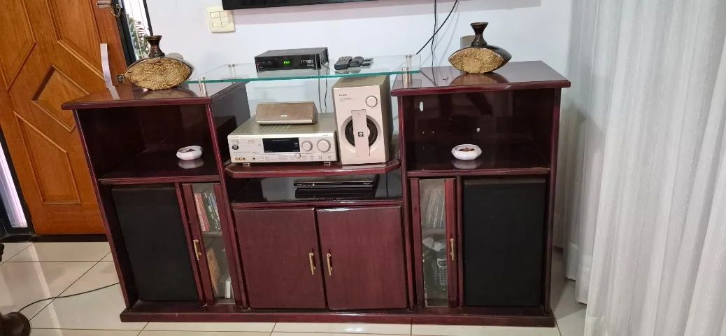 Rack de sala e madeira boa