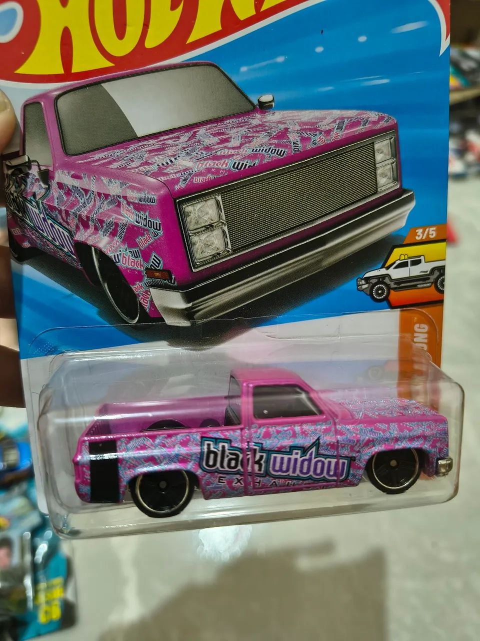 Miniatura Hot Wheels '83 Chevy Silverado Rosa  - Foto 2