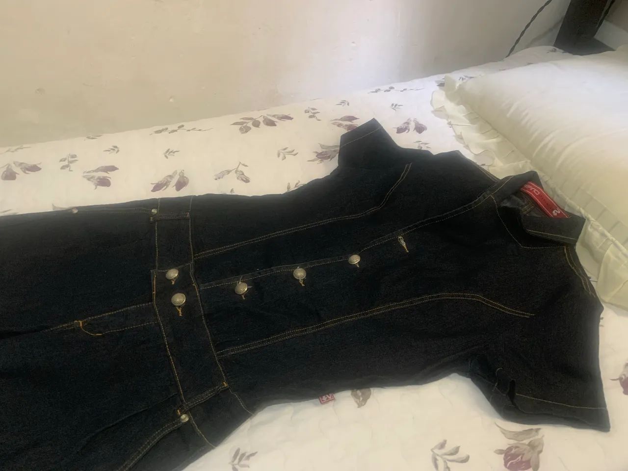 Macacão jeans escuro meia perna - Foto 4