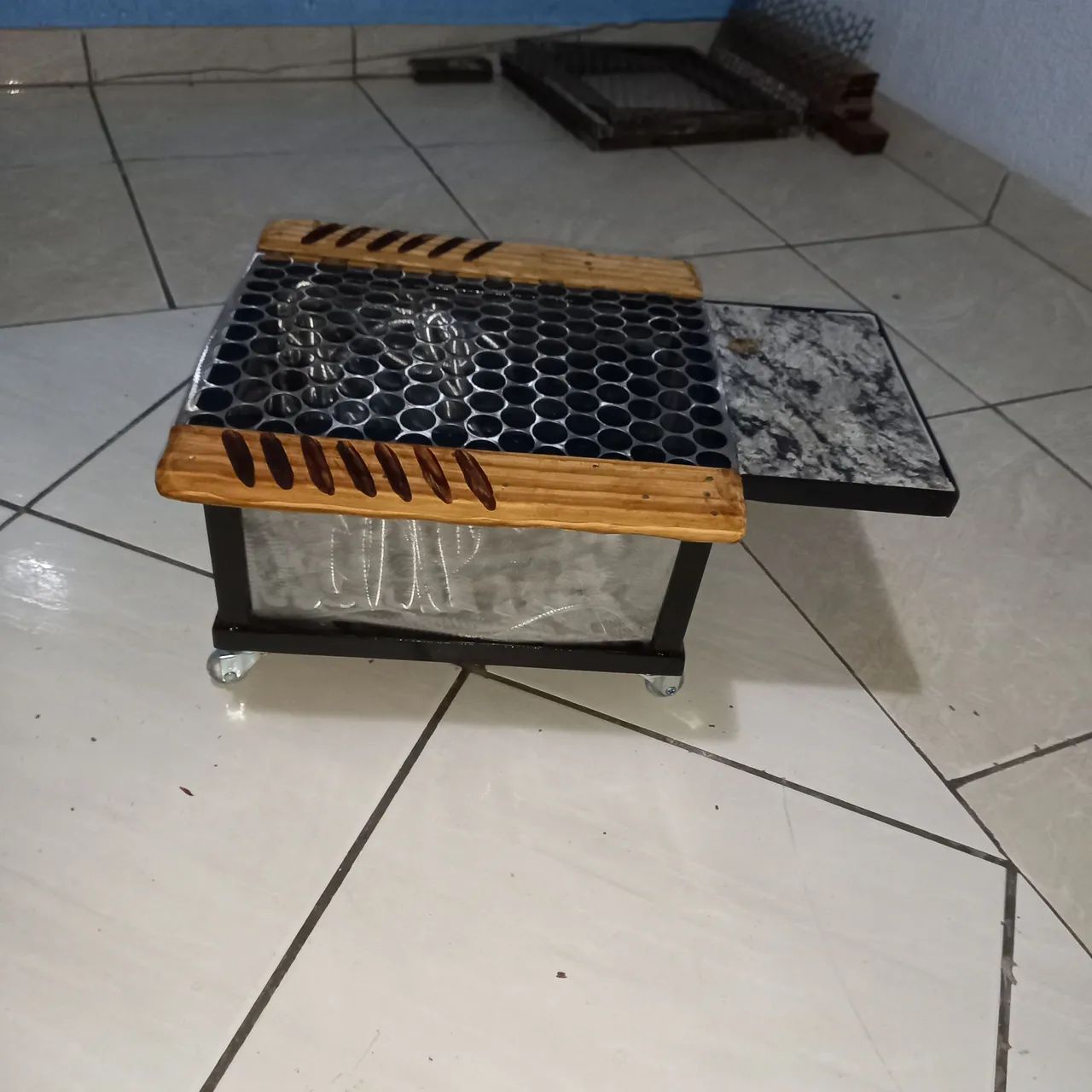 Churrasqueira com rodinhas e tabua pra carne