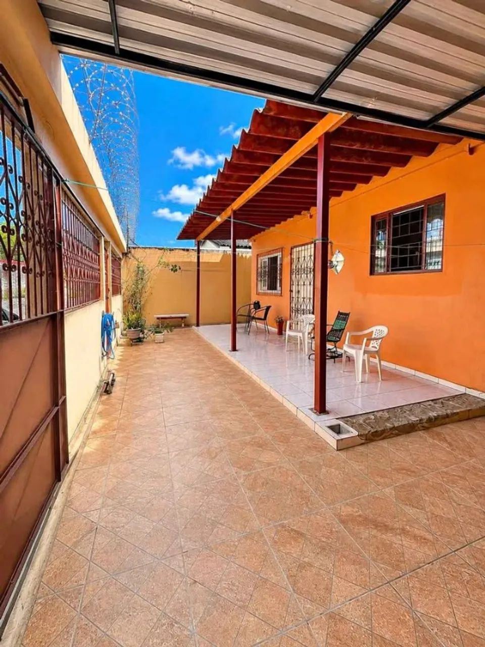 * CASA À VENDA