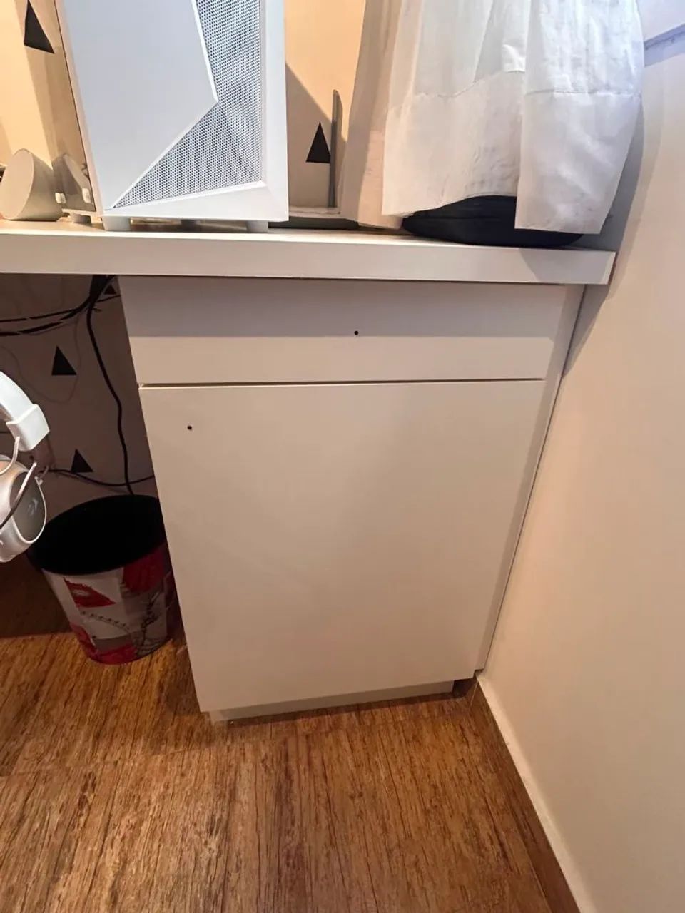 Mesa de trabalho para quarto ou escritório com 04 gavetas e 01 porta - Foto 4