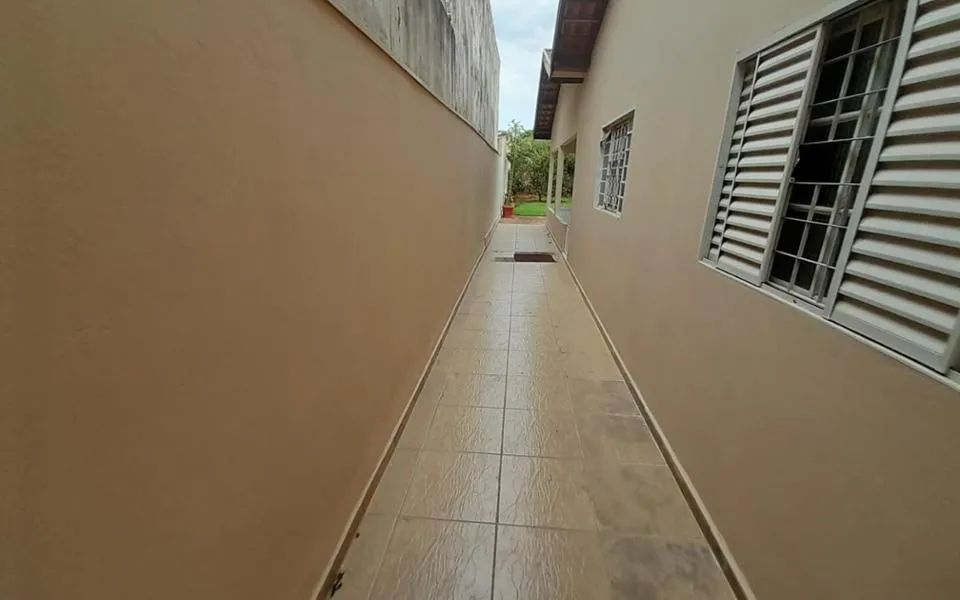EXCELENTE CASA TERREA COM 4 QUARTOS - Foto 4
