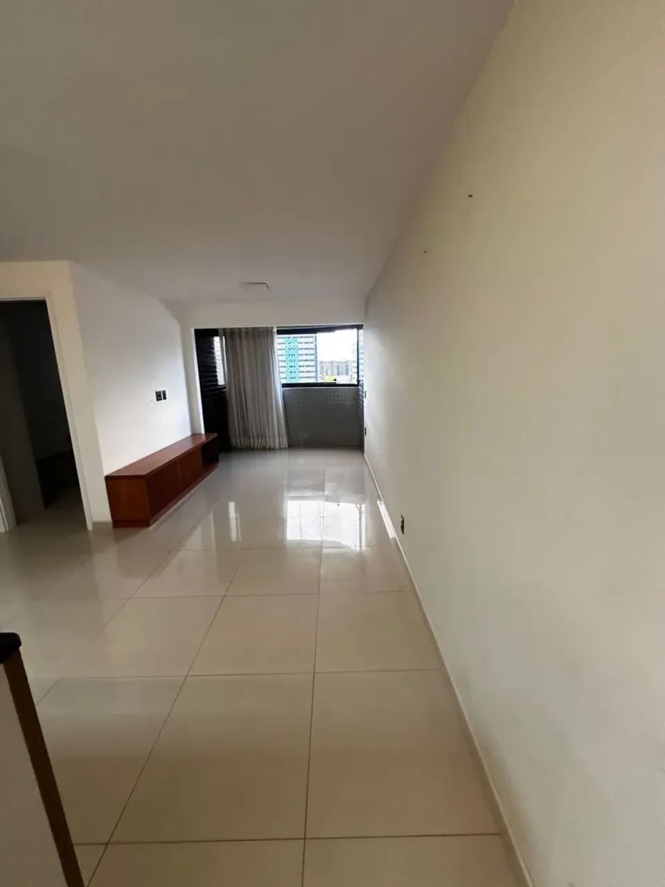 Alugo excelente 2/4 com varanda-ar condicionado e móveis fixos na jatiúca . - Foto 2