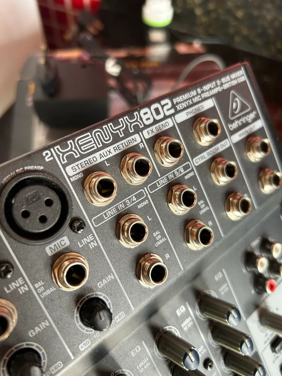 Mesa de som Behringer Xenix 802 na caixa 