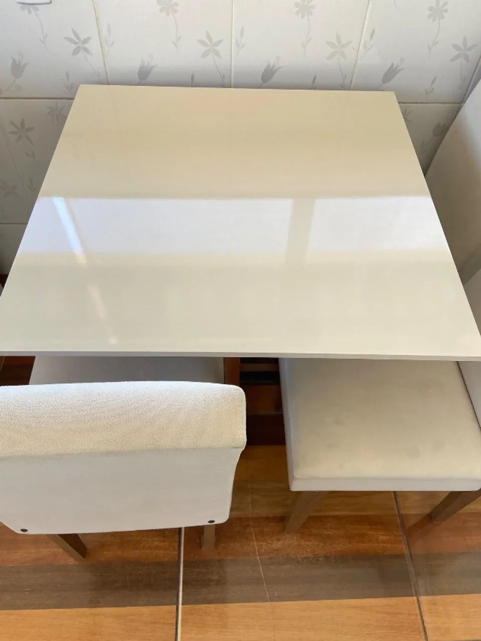 Mesa com três cadeiras acolchoadas - Foto 2